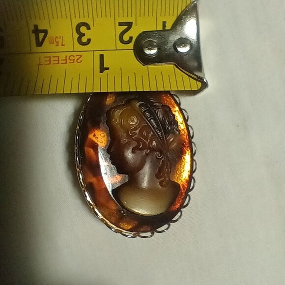 Vintage Cameo Brooch With Scalloped Edge Design & Silhouette Relief - Picture 3 of 5